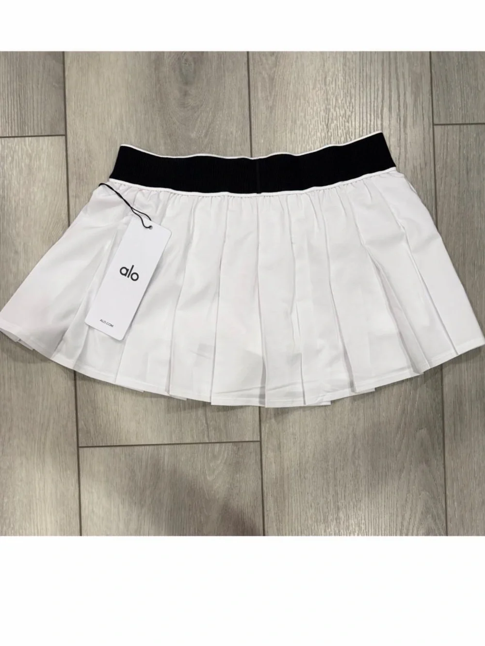 ALO Yoga Low Rise AMP It Up Tennis Skirt in White with Black Waistband. *NWT*